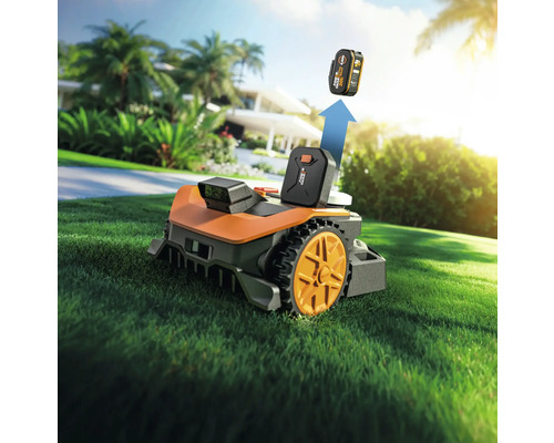 Rasenmähroboter mit Akku auf Rasenfläche