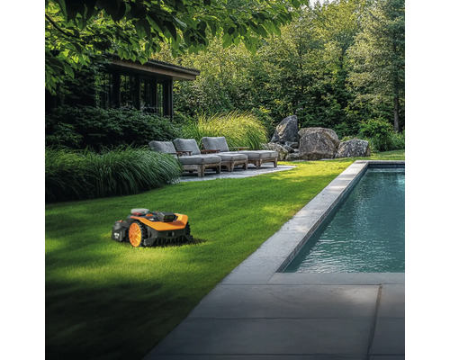 Ein Rasenmähroboter auf einem gepflegten Rasen neben einem Swimmingpool in einem Garten.