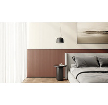 Schlafzimmer mit Wandpaneelen, Lampe und Nachttisch