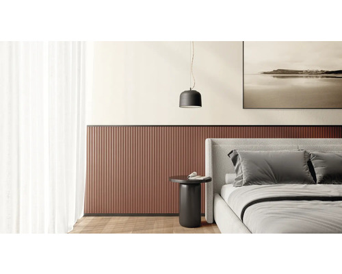 Schlafzimmer mit Wandpaneelen, Lampe und Nachttisch