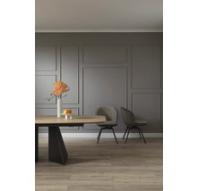 Esstisch mit zwei Stühlen in einem Esszimmer mit Wandpaneelen