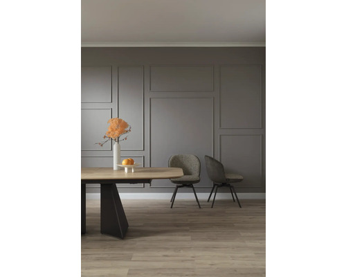 Esstisch mit zwei Stühlen in einem Esszimmer mit Wandpaneelen