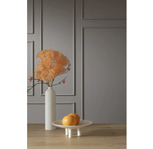 Dekorative Szene mit Trockenblumen in Vase und Obstschale auf Tisch