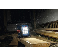 Bosch Logo auf einer LED-Baustellenleuchte im Regen