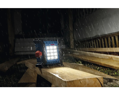 Bosch Logo auf einer LED-Baustellenleuchte im Regen