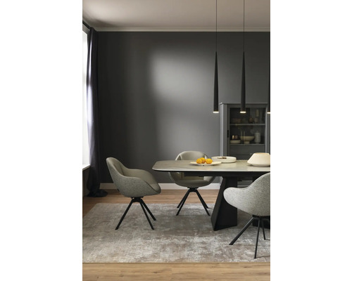 Esszimmer mit Esstisch, Stühlen und Pendelleuchten