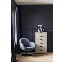 Zimmeransicht mit Sessel, Kommode und Dekoration