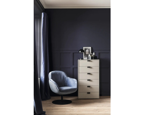 Zimmeransicht mit Sessel, Kommode und Dekoration