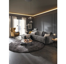 Wohnzimmer mit Sofa, Sessel, Teppich und Pendelleuchten