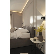 Schlafzimmer mit Bett, Nachttisch und Wandleuchten