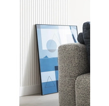 Dekoratives Bild mit geometrischen Formen im Rahmen neben dem Sofa