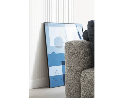 Dekoratives Bild mit geometrischen Formen im Rahmen neben dem Sofa