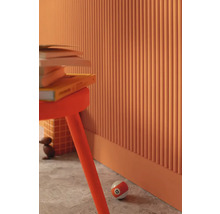 Dekorative Wandgestaltung mit vertikalen Profilen, Tisch mit Büchern und Billardkugel im Innenraum