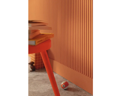 Dekorative Wandgestaltung mit vertikalen Profilen, Tisch mit Büchern und Billardkugel im Innenraum