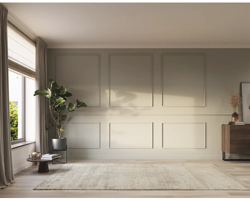 Heller Wohnraum mit Teppich, Kommode und Zimmerpflanze vor einem Fenster