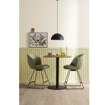 Esszimmerbereich mit rundem Tisch, zwei Stühlen und Hängelampe