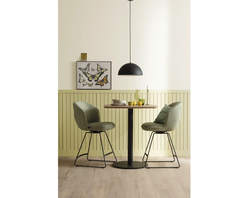 Esszimmerbereich mit rundem Tisch, zwei Stühlen und Hängelampe