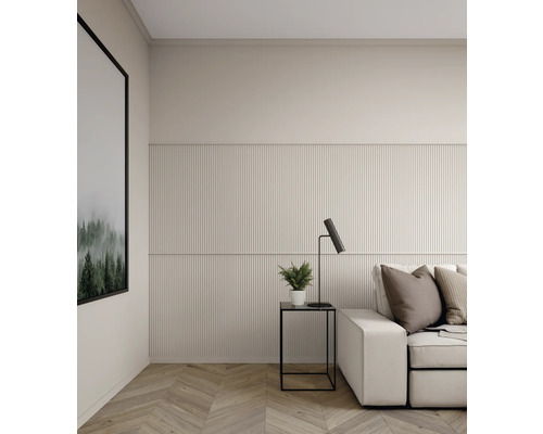 Wohnzimmer mit Wandpaneelen, Sofa und Beistelltisch