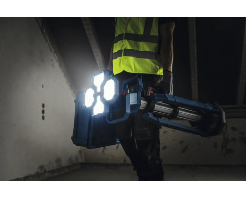 Handwerker trägt Baustellenstrahler