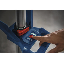 Akkustandsanzeige eines Bauwerkzeugs in Nahaufnahme mit Bedienfeld