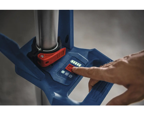 Akkustandsanzeige eines Bauwerkzeugs in Nahaufnahme mit Bedienfeld