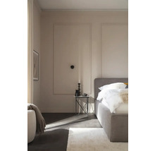 Schlafzimmer mit Bett, Nachttisch und Wanddekoration