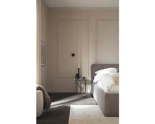 Schlafzimmer mit Bett, Nachttisch und Wanddekoration