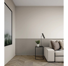 Wohnzimmer mit Sofa, Tischlampe und Wandpaneelen