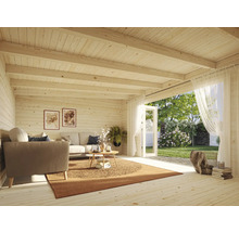 Heller Wohnraum in einem Gartenhaus mit Möbeln und Dekoration