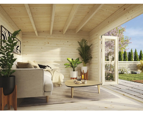 Innenansicht eines Holzgartenhauses mit Couch, Pflanzen und geöffneter Tür zum Garten