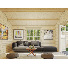 Innenansicht eines Gartenhauses mit Sofa, Tisch, Fenstern und Dekorationen.