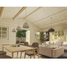 Innenansicht eines hellen Holzhauses mit Möbeln und Beleuchtung