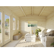 Helles Gartenhaus-Interieur mit Holzverkleidung, Fenstern und gemütlicher Einrichtung