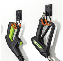 Zwei Hochdruckreinigerpistolen hängen an der Wandhalterung.