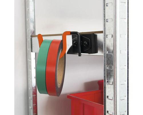 Zwei Rollen Isolierband an einem Regaleinhänger.
