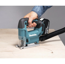 Makita Akku-Stichsäge im Einsatz zum Schneiden eines Kreises in Holz