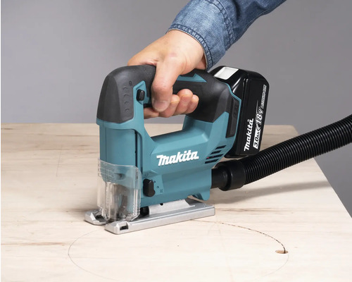 Makita Akku-Stichsäge im Einsatz zum Schneiden eines Kreises in Holz