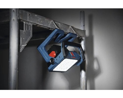 Akkustrahler zur Baustellenbeleuchtung an einem Gerüst befestigt