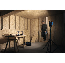 Baustellenszene mit Werkzeugen, Akkuschraubern und Arbeitsleuchte