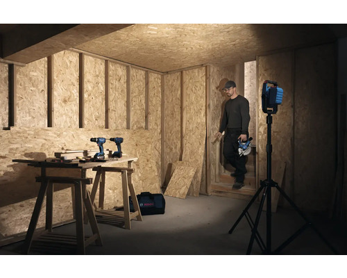 Baustellenszene mit Werkzeugen, Akkuschraubern und Arbeitsleuchte