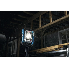 Bosch Logo Strahler im Aussenbereich bei Regen.