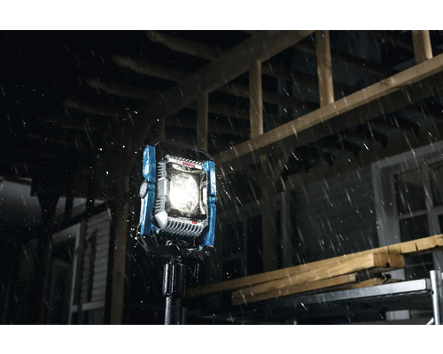 Bosch Logo Strahler im Aussenbereich bei Regen.