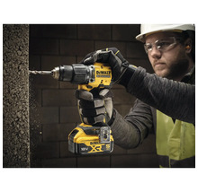 Bohrende Person mit Dewalt Akku-Bohrschrauber