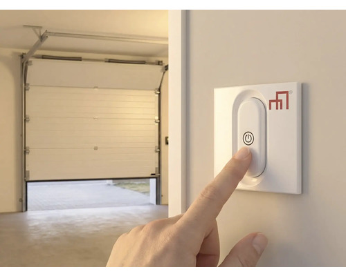 Hand betätigt Garagentoröffner an der Wand