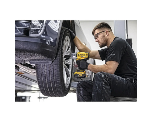 Ein Mechaniker benutzt einen DeWalt Schlagschrauber, um ein Rad an einem Auto zu befestigen.