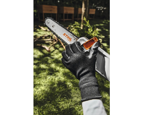 Eine Hand mit Handschuh hält eine Stihl Akku-Kettensäge.
