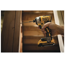 DeWalt Akku-Schlagschrauber beim Eindrehen einer Schraube in Holz