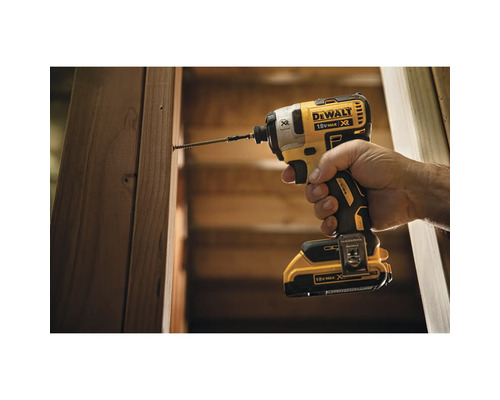DeWalt Akku-Schlagschrauber beim Eindrehen einer Schraube in Holz