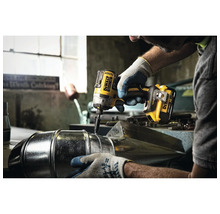 Eine Person benutzt einen Akku-Schlagschrauber von DeWalt, um ein Metallrohr zu befestigen.