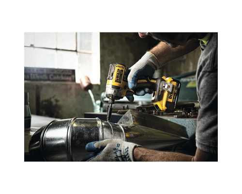 Eine Person benutzt einen Akku-Schlagschrauber von DeWalt, um ein Metallrohr zu befestigen.